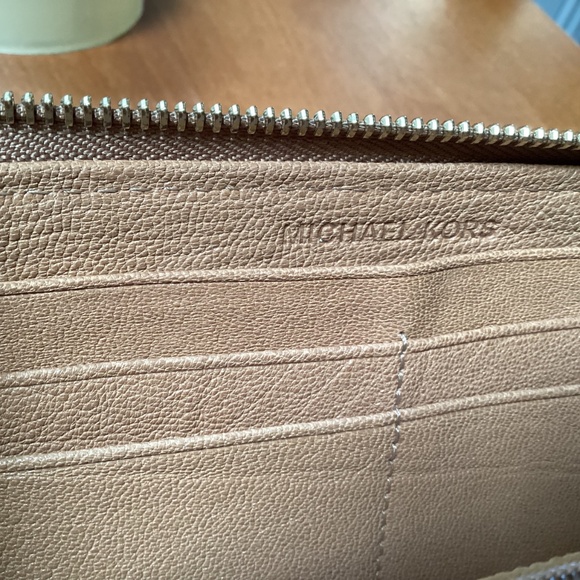 Michael Kors Jet Set Continental Wallet - Picture 9 of 11